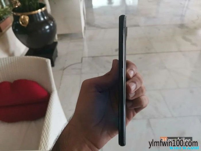 ��˶Zenfone 6����������˫��ɵ綯��ת��ǰ��