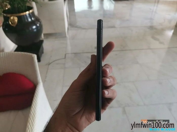 ��˶Zenfone 6����������˫��ɵ綯��ת��ǰ��